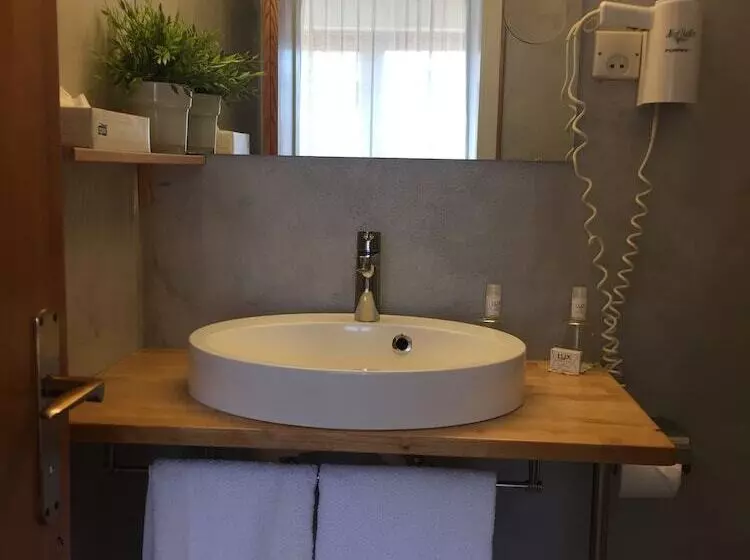 Отель Dietrichsteinerhof Apartments & Rooms