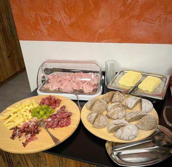 בית מלון כפרי Gasthof Kristall   Themenfrühstück