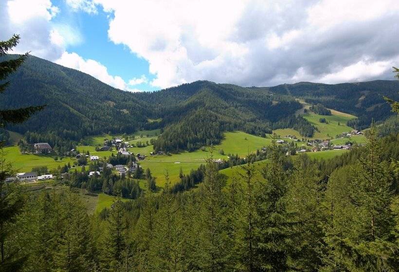 Schi  Und Wanderhotel Berghof