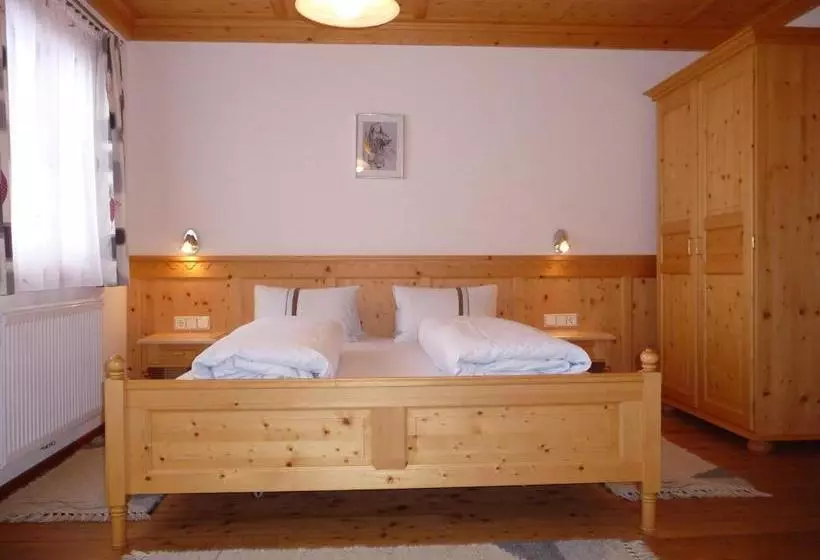 Отель Ferienwohnungen & Almhütten Gutwenger