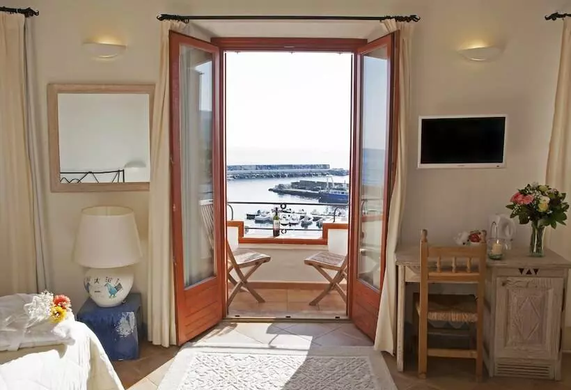 Bue Marino Hotel & Cocktail Bar