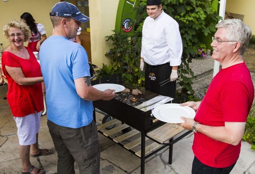 פנסיון Landhotel Zum Raben