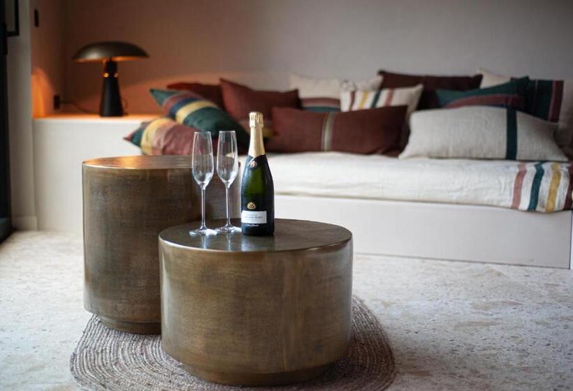 تختخواب و صبحانه B Guest Sleep & Retreat