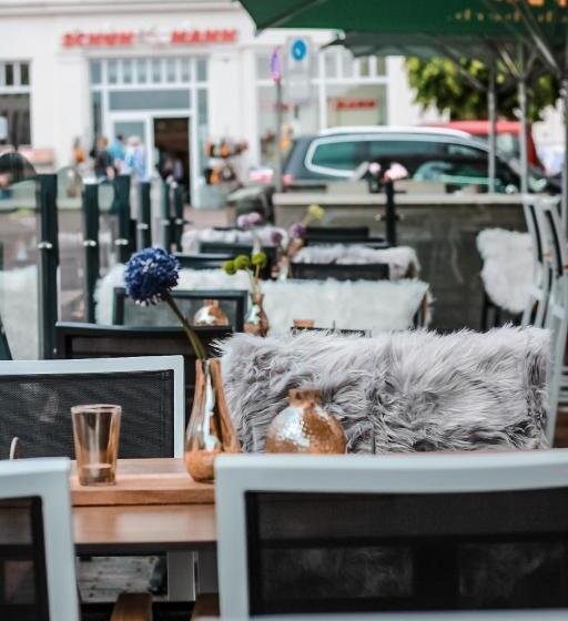 فندق Schwarzer Adler Jever