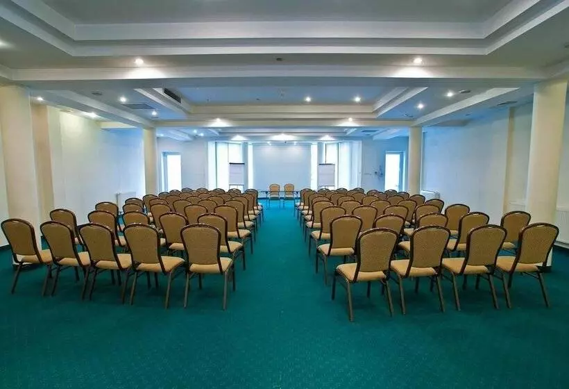 هتل Ambasador Chojny