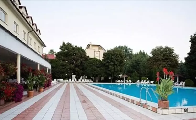 هتل Ambasador Chojny