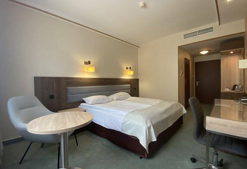 هتل Ambasador Chojny