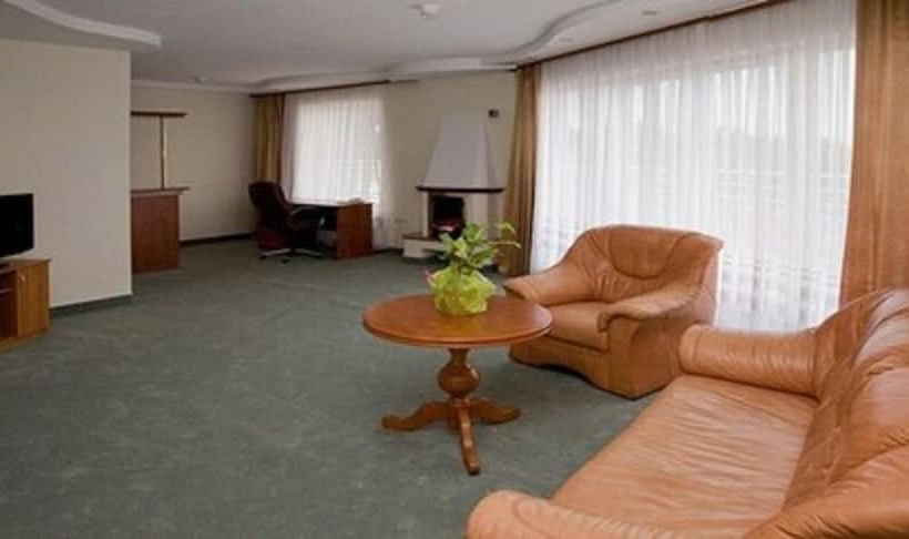 هتل Ambasador Chojny