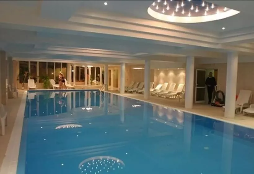 هتل Ambasador Chojny