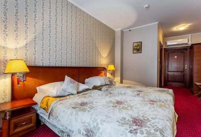 酒店 Dworek Tryumf