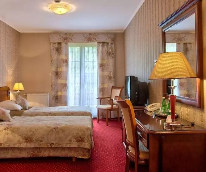 酒店 Dworek Tryumf