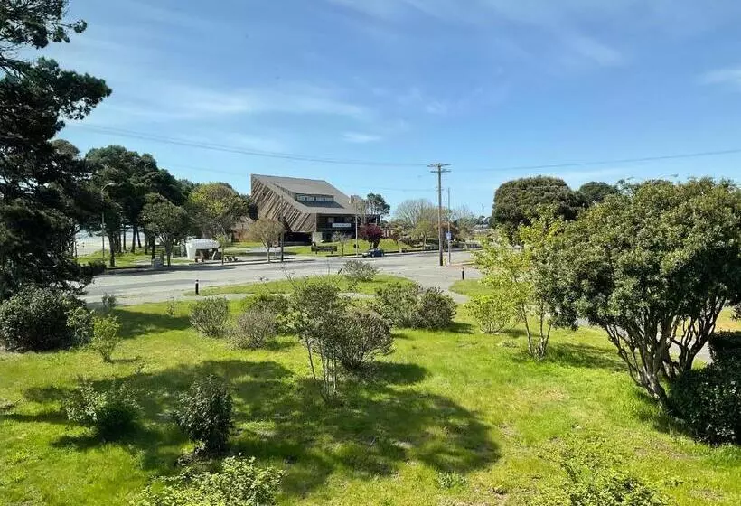 Отель Front Street Inn