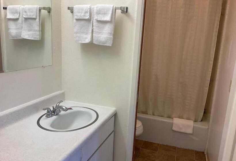 בית מלון כפרי Front Street Inn