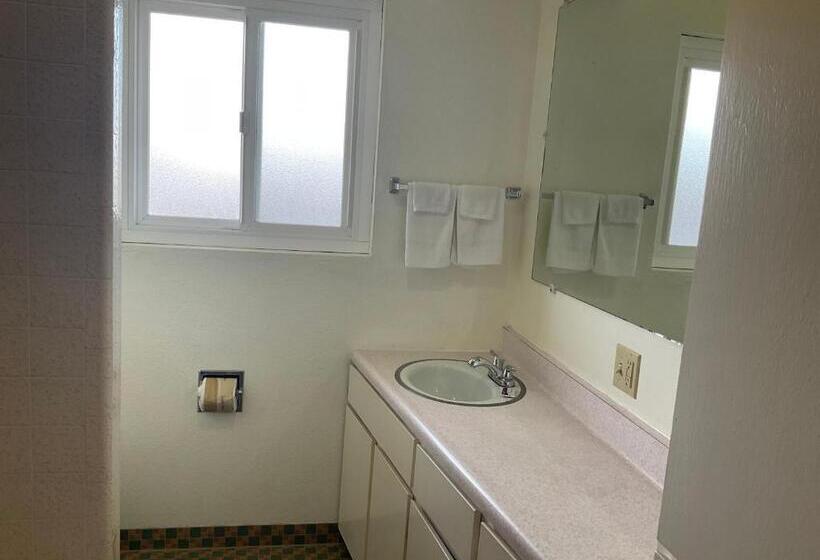 בית מלון כפרי Front Street Inn