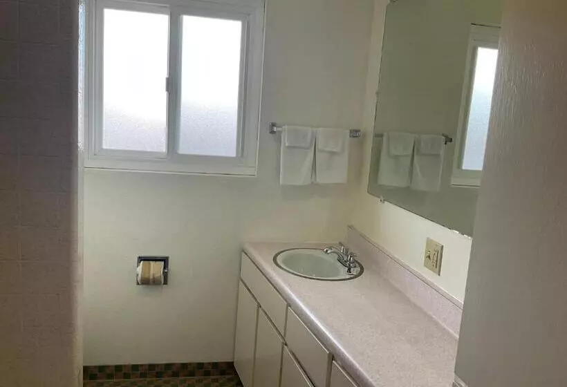 Отель Front Street Inn