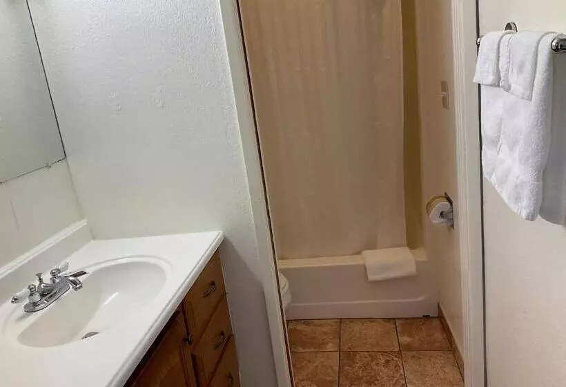 Отель Front Street Inn