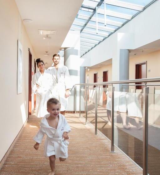 בית מלון כפרי Ikar Plaza