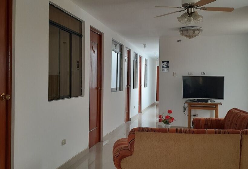 مسافرخانه Backpakers Oasis De Moron