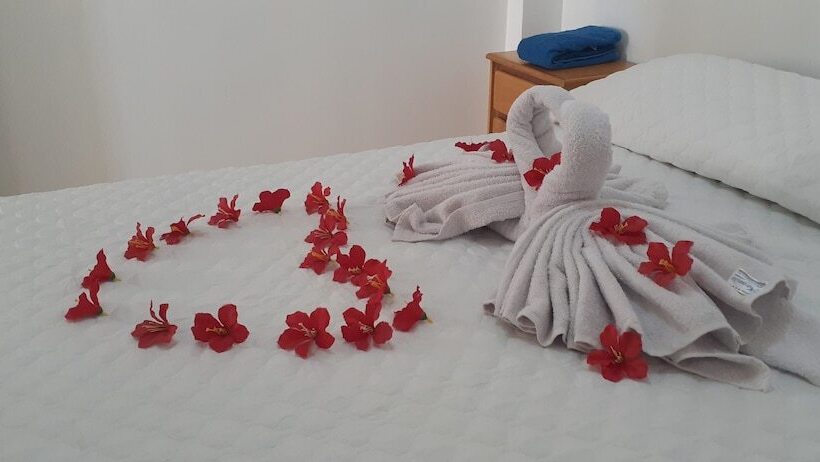 مسافرخانه Backpakers Oasis De Moron