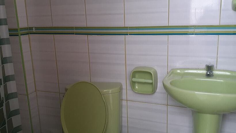 مسافرخانه Backpakers Oasis De Moron