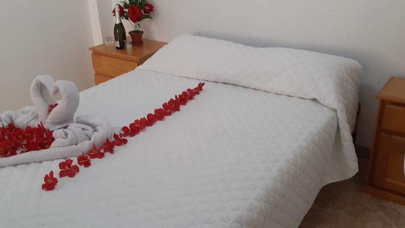 مسافرخانه Backpakers Oasis De Moron