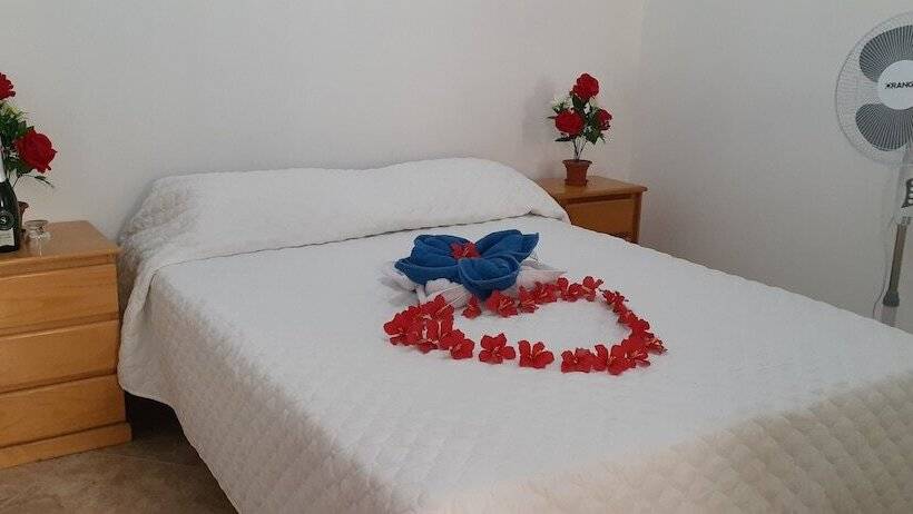 مسافرخانه Backpakers Oasis De Moron