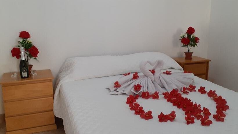 مسافرخانه Backpakers Oasis De Moron