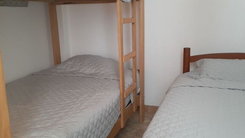 مسافرخانه Backpakers Oasis De Moron