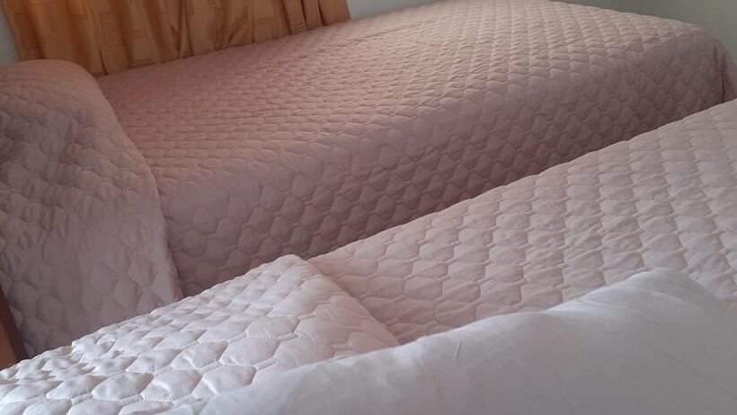 مسافرخانه Backpakers Oasis De Moron