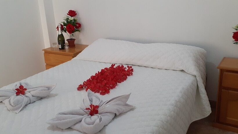 مسافرخانه Backpakers Oasis De Moron