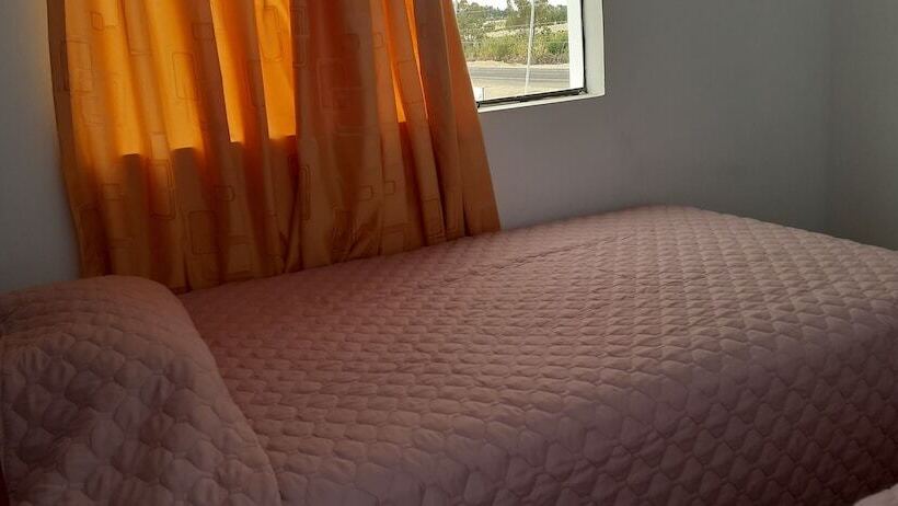 مسافرخانه Backpakers Oasis De Moron