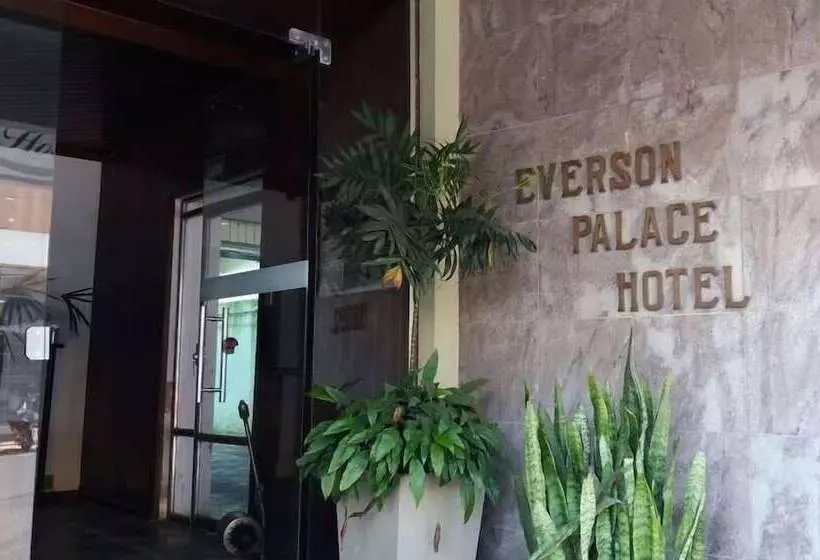 ホテル Everson Palace