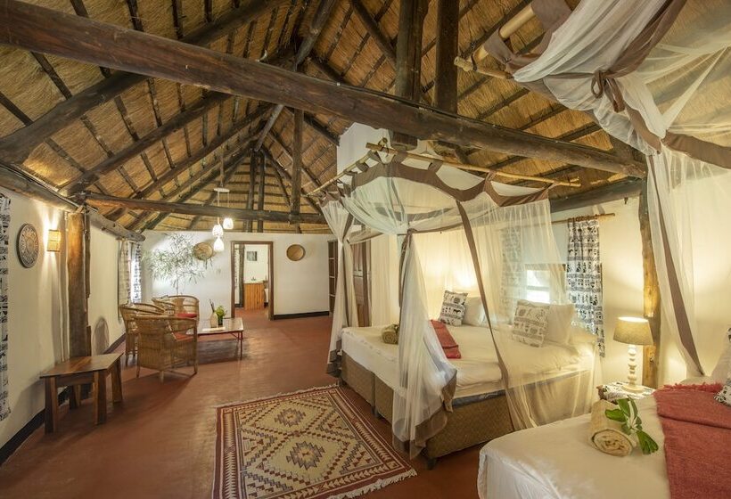 هتل Pioneer Lodge Camp And Safaris