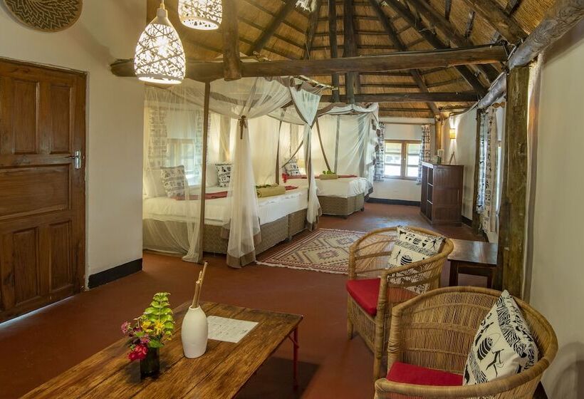 هتل Pioneer Lodge Camp And Safaris