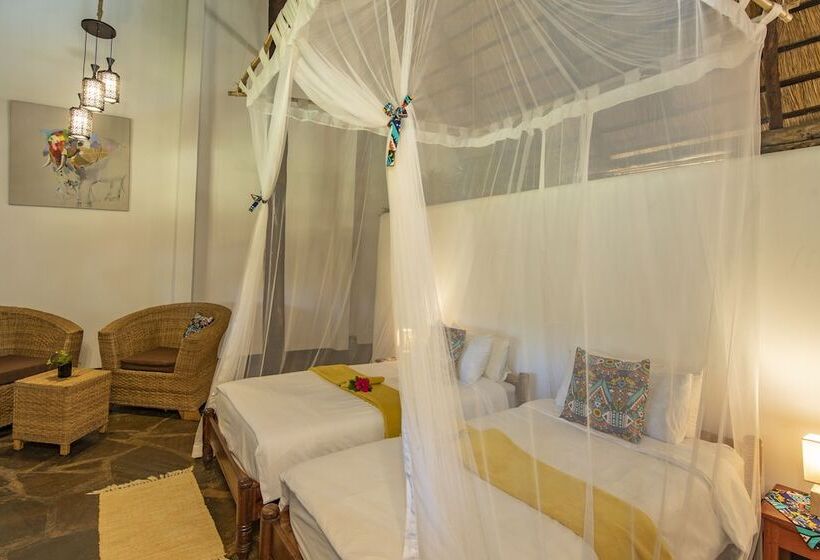 هتل Pioneer Lodge Camp And Safaris