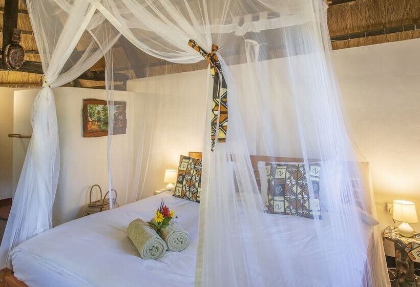 هتل Pioneer Lodge Camp And Safaris