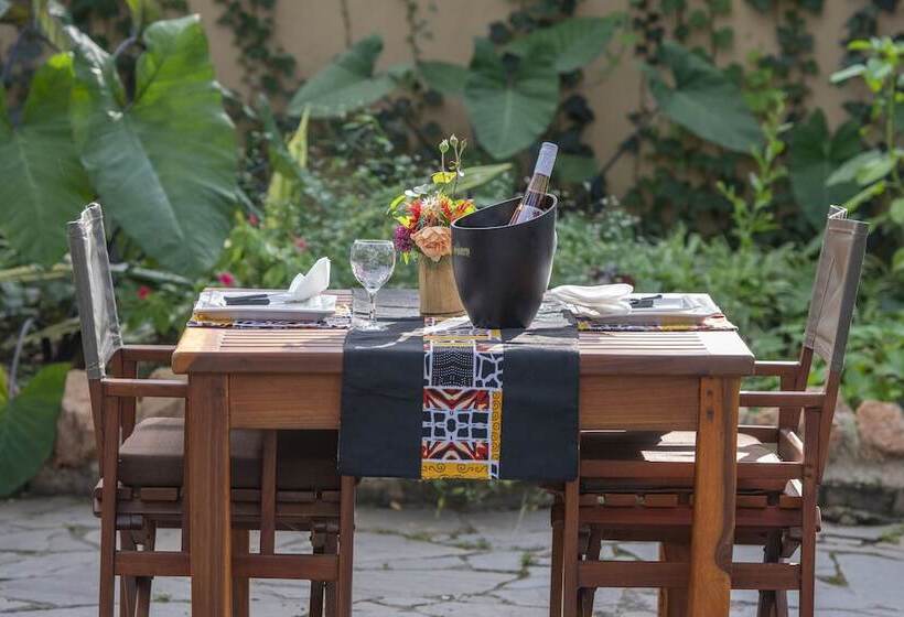 هتل Pioneer Lodge Camp And Safaris