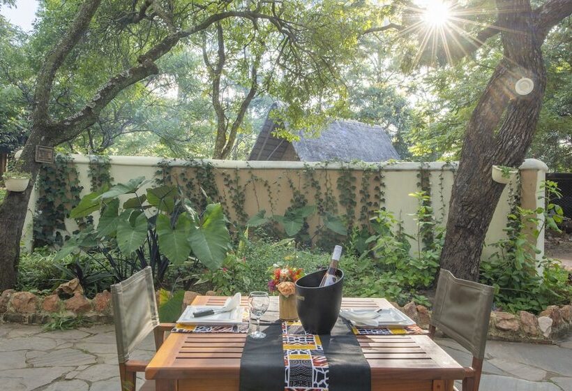 هتل Pioneer Lodge Camp And Safaris