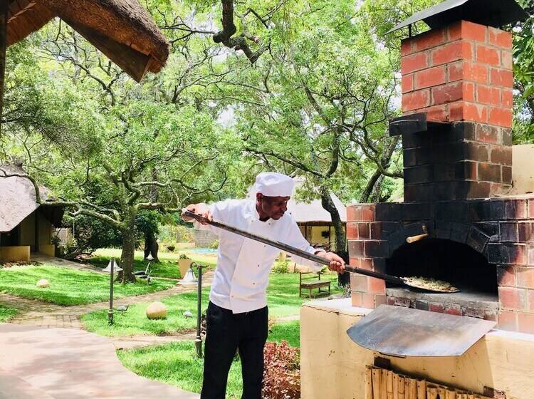 هتل Pioneer Lodge Camp And Safaris