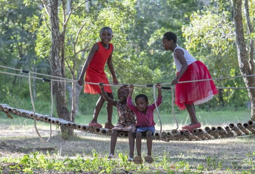 هتل Pioneer Lodge Camp And Safaris