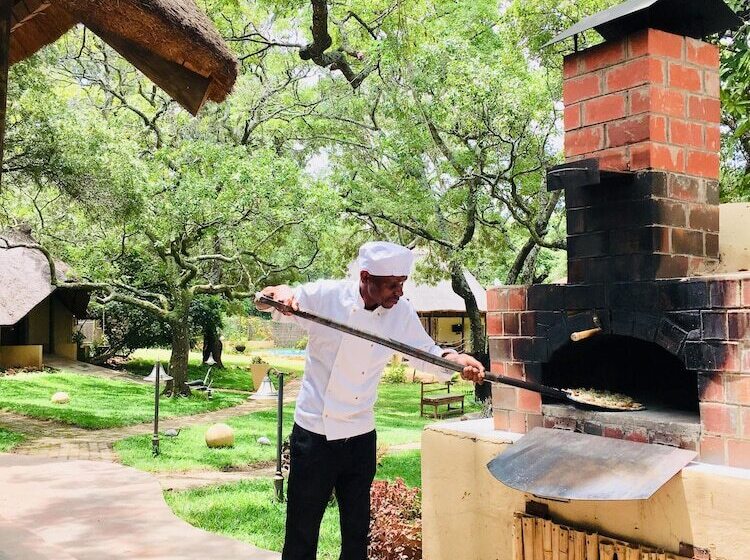 هتل Pioneer Lodge Camp And Safaris