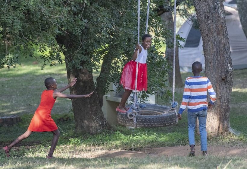 هتل Pioneer Lodge Camp And Safaris