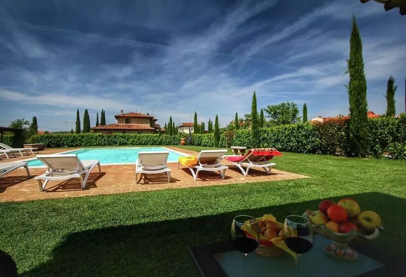 Nice Apartment In Lucignano With Shared Pool