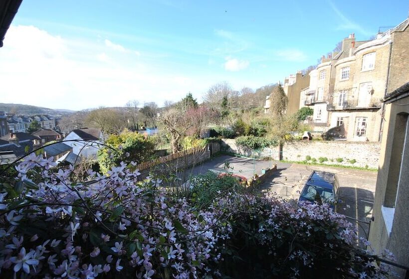 펜션 Churchill Guest House