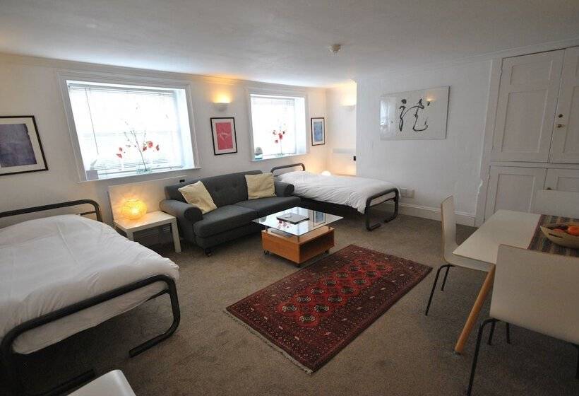 بنسيون Churchill Guest House