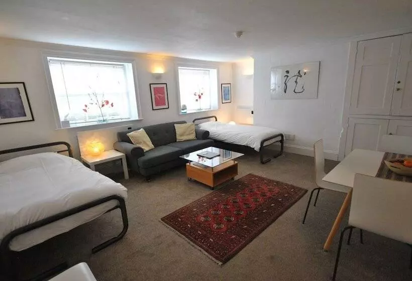 ペンション Churchill Guest House