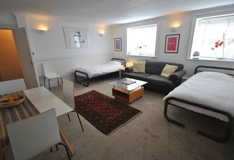 펜션 Churchill Guest House