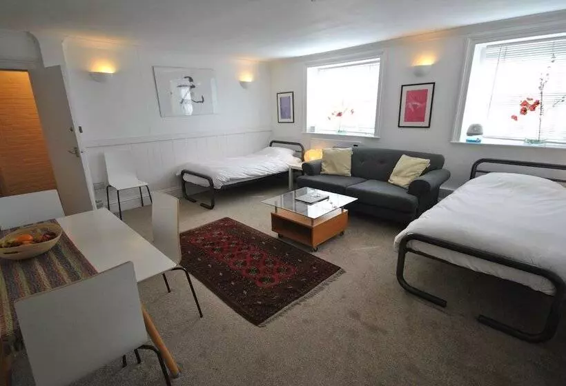 ペンション Churchill Guest House