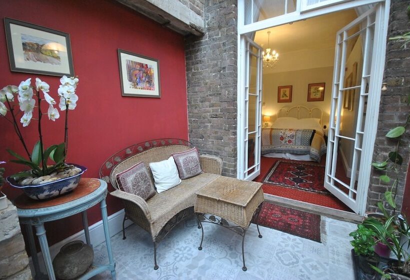 بنسيون Churchill Guest House