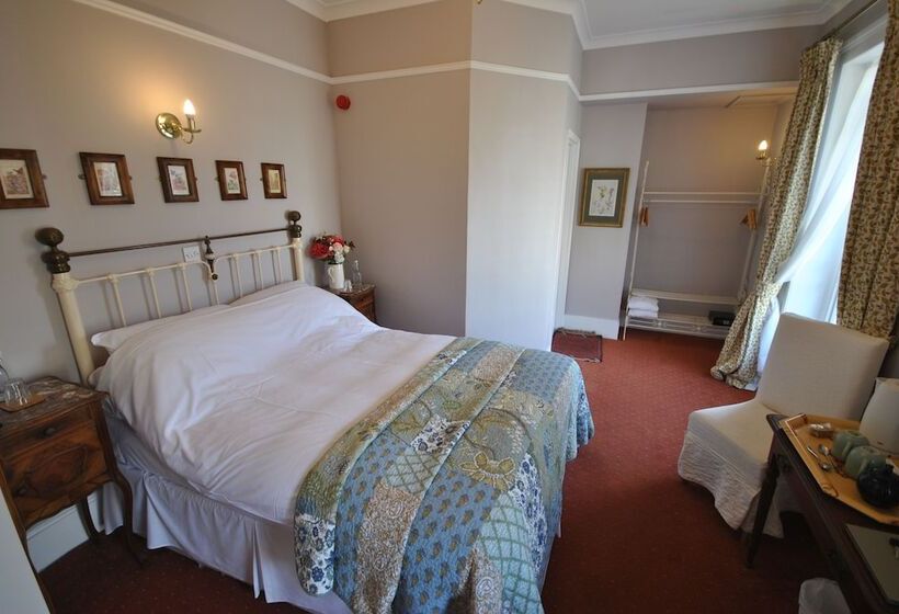 بنسيون Churchill Guest House